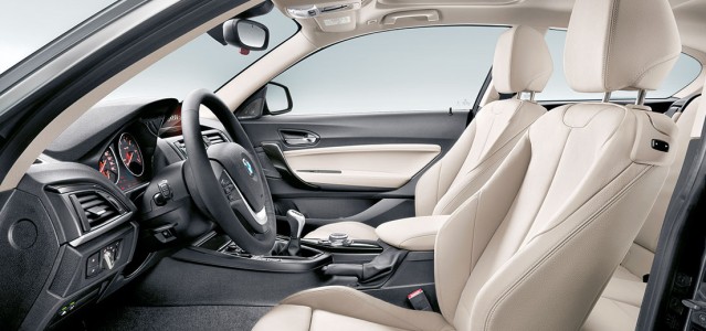 Άψογα καθαρό εσωτερικό αυτοκινήτου με δερμάτινα καθίσματα μετά από βιοκαθαρισμό